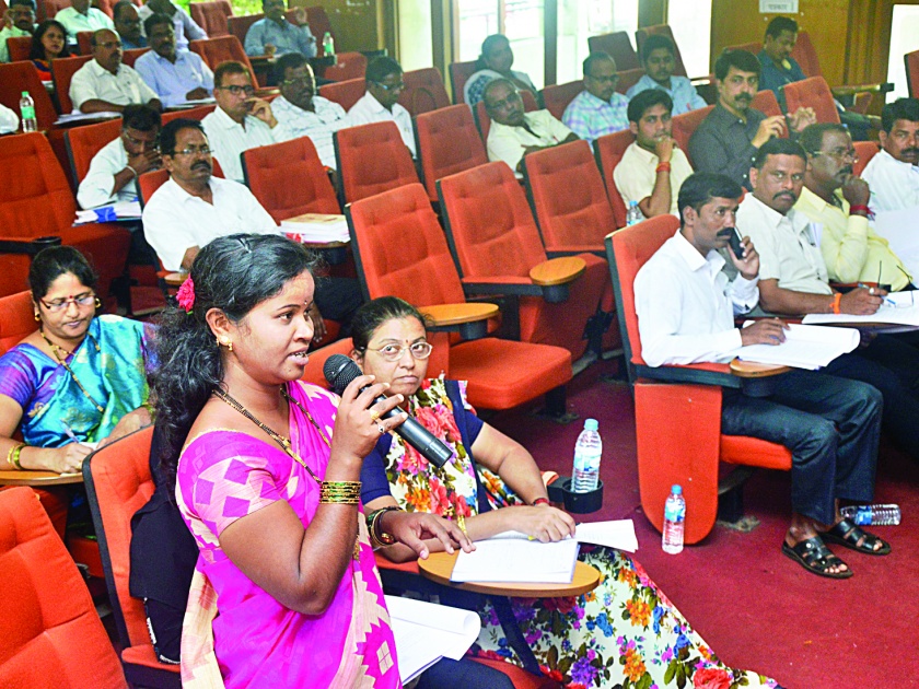 The expulsion of the public works of the Ratnagiri public, the deputy speaker spreads in Panchayat Samiti meeting | रत्नागिरी सार्वजनिक बांधकामचा खोटारडेपणा उघड, पंचायत समिती सभेत उपअभियंता फैलावर