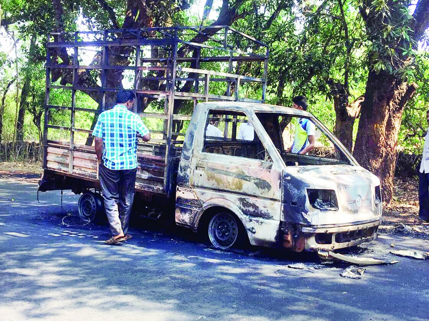 Ratnagiri: Tempo blast on polygenic highway, loss of 2 lakh 90 thousand rupees in fire | रत्नागिरी : पालीनजीक महामार्गावर टेम्पो खाक, आगीमध्ये २ लाख ९० हजार रुपयांचे नुकसान
