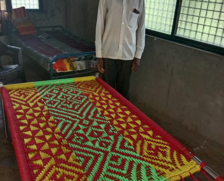 Bed weaving industry opportunities | खाट विणकामातून साधली उद्योगाची संधी