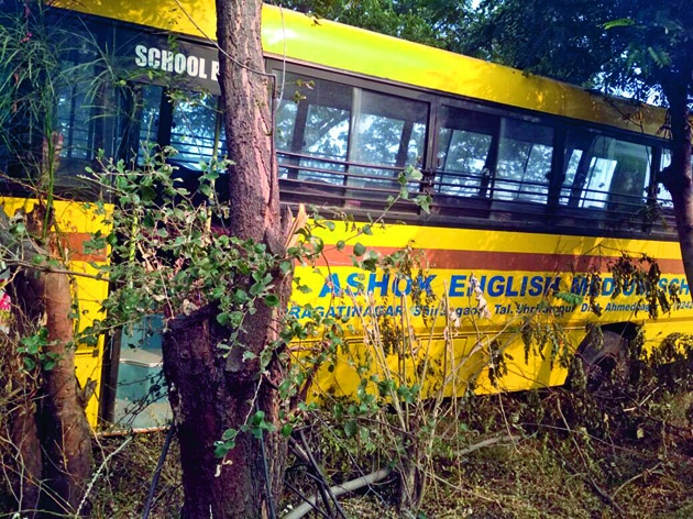 Events in Shrirampur: Due to the negligence of the driver, the time spent on the students settled on the tree | श्रीरामपूरमधील घटना : चालकाच्या निष्काळजीपणामुळे विद्यार्थ्यांवर ओढावलेला काळ झाडावर बेतला