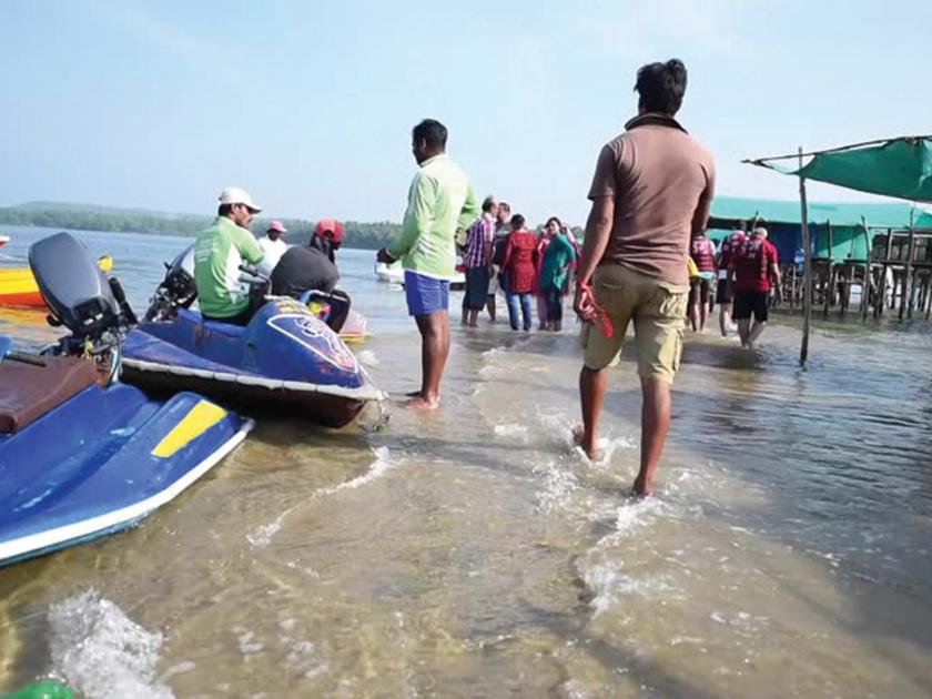 Sindhudurg: Traveling for foreign tourists now, returning to the coast, listens to heat | सिंधुदुर्ग : विदेशी पर्यटकांचा आता परतीचा प्रवास, किनारे झाले सुने सुने, उष्म्याचे प्रमाण वाढले