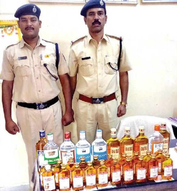 Sindhudurg: The liquor seized at a railway station in Kankavli | सिंधुदुर्ग : कणकवलीतील रेल्वे स्थानकावर दारू जप्त, जनरल डब्यात सापडली दारू