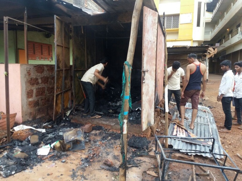 Fire at Raidayam store in Kankavalli, loss of millions of rupees | सिंधुुदुर्ग : कणकवलीत रेडीयमच्या दुकानाला आग, लाखो रुपयांचे नुकसान