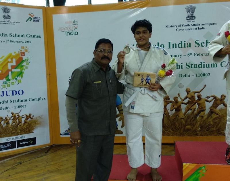 Apurva Patil's silver medal for the Games India contest | खेलो इंडिया स्पर्धेत ठाण्याच्या अपूर्वा पाटीलला रौप्यपदक