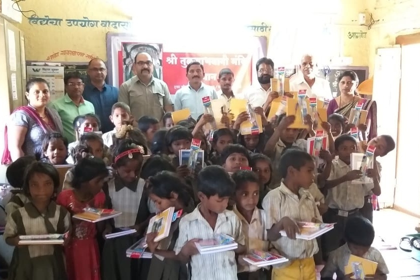  Distribution of literature to students of Hedulipada | हेदूलीपाडा येथील विद्यार्थ्यांना साहित्य वाटप