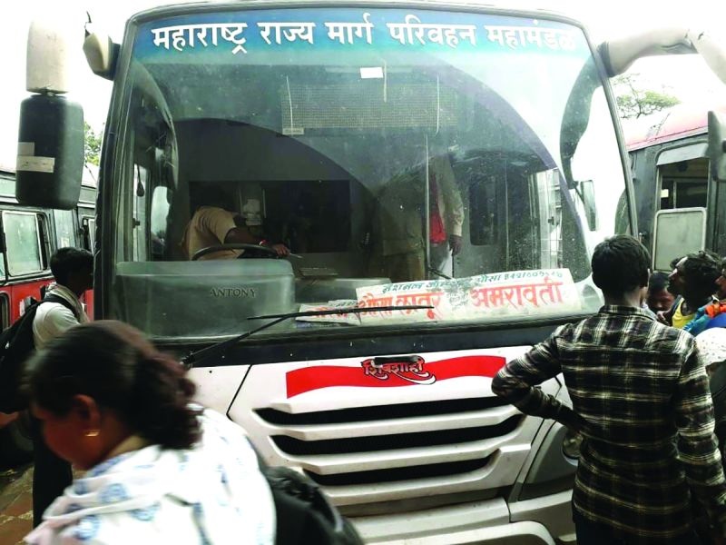 Shivshahi bus gates not open; Travelers' detachment | शिवशाही बसचे फाटकच उघडेना; प्रवाशांचा खोळंबा