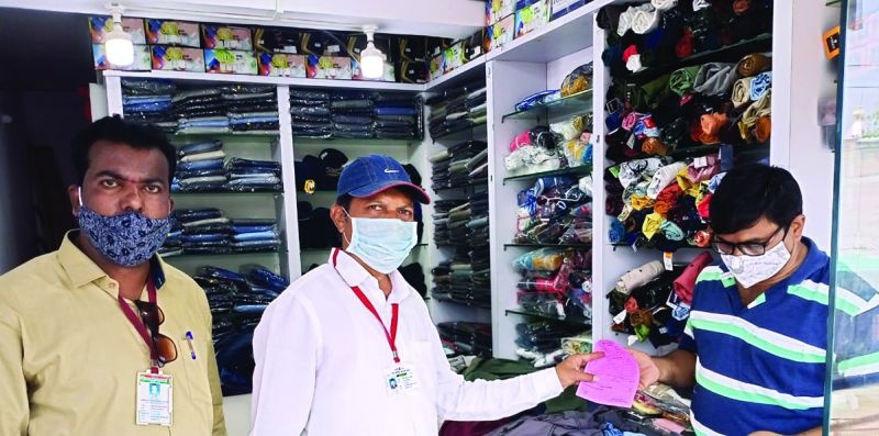 Violation of corona rules; Fines to shopkeepers | कोरोनाविषयक नियमांचे उल्लंघन; दुकानदारांना दंड
