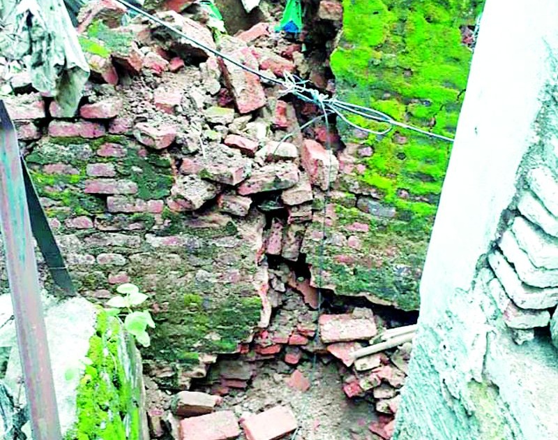 100 year old hospice wall collapsed | १०० वर्षे जुन्या धर्मशाळेची भिंत पडली