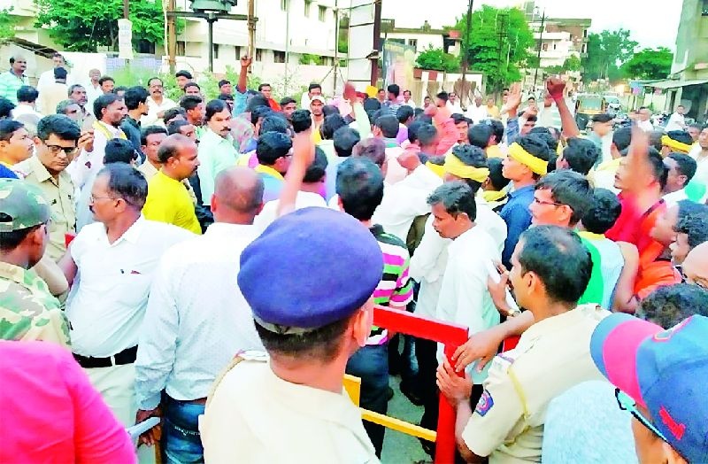 Ravandhan in police settlement at Ramnagar | रामनगरात पोलीस बंदोबस्तात रावणदहन