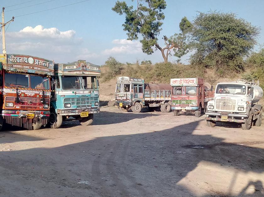 Road to self-purchase by two village Sarpanchs for water supply | पाणीपुरवठ्यासाठी दोन गावांच्या सरपंचांनी स्वखर्चाने केला रस्ता.