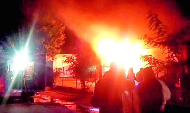 Barkha talkies in Pusad city, severe fire | पुसद शहरातील बरखा टॉकीजला भीषण आग