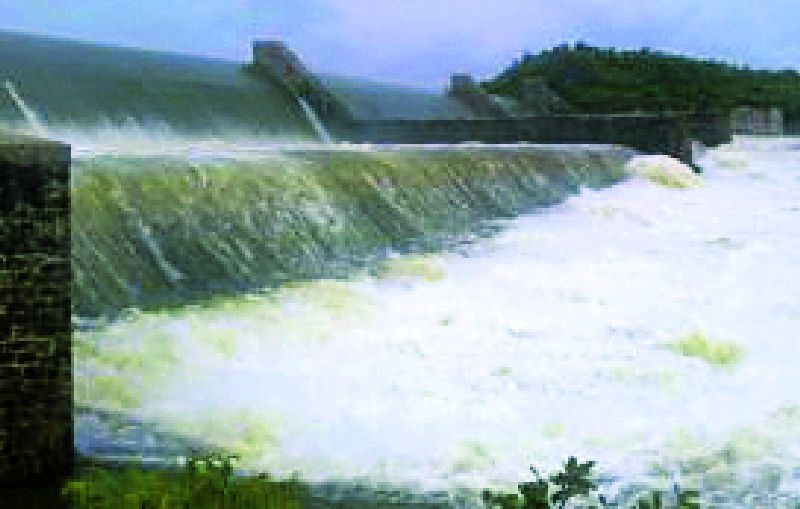 7% water reservoir in Isapur dam followed by Pus Dam | पूस धरणापाठोपाठ इसापूर धरणातही ५५ टक्के जलसाठा