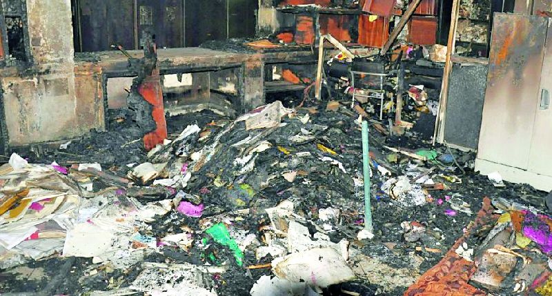 District co-operative bank burnt, 40 computers burnt | जिल्हा सहकारी बँकेला आग, ४० संगणक जळाले