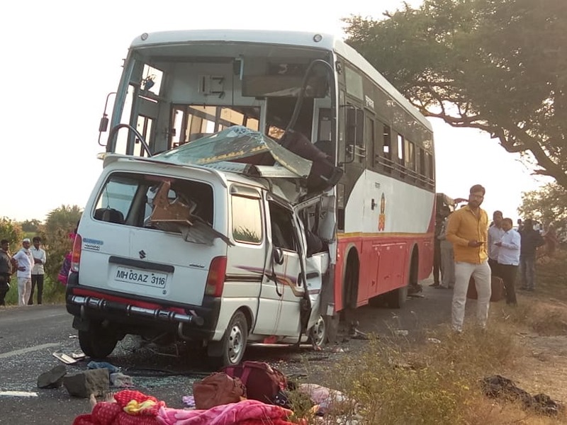 A car accident on the Solapur-Pandharpur highway, 5 people killed on the spot | सोलापूर-पंढरपूर महामार्गावर कार-बसचा भीषण अपघात, 5 जण जागीच ठार