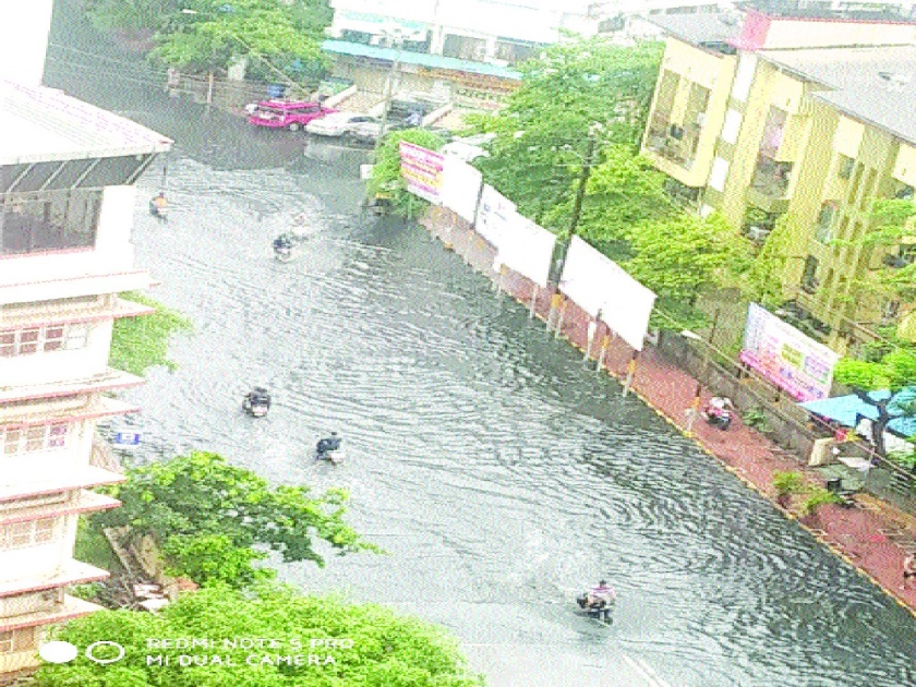 Budala Vasai-Virar Municipal Corporation claims in the first rain; Many parts became waterlogged | पहिल्याच पावसात बुडाला वसई-विरार पालिकेचा दावा; अनेक भाग झाले जलमय 