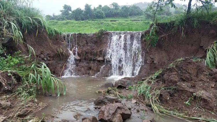 Cloudy rain in western part of Khed taluka; Due to heavy rains, Jawalewadi was cut off | खेड तालुक्यातील पश्चिम भागात ढगफुटीसदृश पाऊस; अतिवृष्टीने जावळेवाडीचा संपर्क तुटला