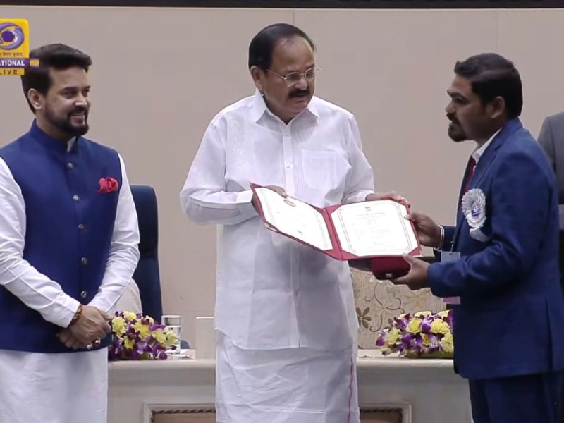 National Film Award: Sweeper's son honored in Delhi, 'Kasturi' honored as National Film award by venkaiya naidu | National Film Award : सफाई कामगाराच्या मुलाचा राजधानीत सन्मान, 'कस्तुरी'ला राष्ट्रीय बहुमान