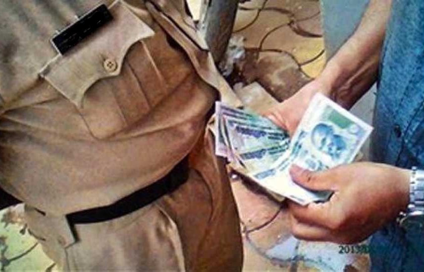 ... Chukka accepted a bribe of Rs 13,000 at the police station | ...चक्क पोलीस चौकीत स्वीकारली 13 हजारांची लाच, तिघांना अटक