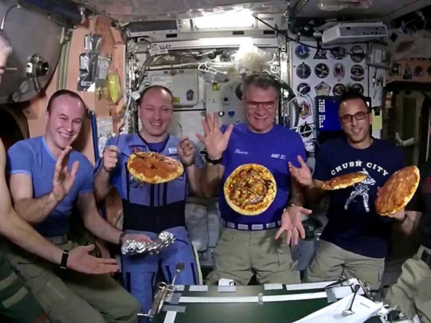 astronauts doing pizza party in space video goes viral on social media | हवेत तरंगतोय पिझ्झा अन् टॉपिंग्सही, अंतरळात होतेय पिझ्झा पार्टी...पाहा त्याची झलक
