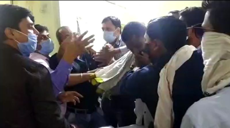 Abusing a farmer who came for crop loan in Wardha district; fighting between the bank staff and activists | वर्धा जिल्ह्यात पीककर्जासाठी आलेल्या शेतकऱ्याला शिवीगाळ; बँक कर्मचारी व कार्यकर्त्यांमध्ये जुंपली
