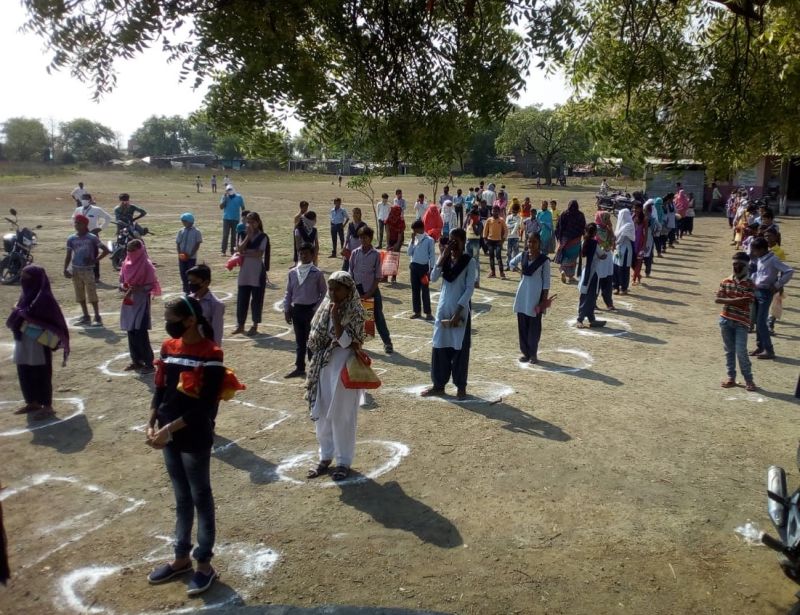 Students of Wardha district gets rice and cereals | वर्धा जिल्ह्यातील विद्यार्थ्यांना वाटले तांदूळ आणि कडधान्ये