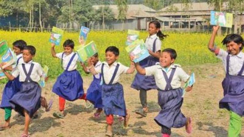 1 lakh students get 4 lakh 50 thousand free textbooks at home | १ लाख विद्यार्थ्यांना घरपोच मिळाली चार लाख ५० हजार मोफत पाठ्यपुस्तके 