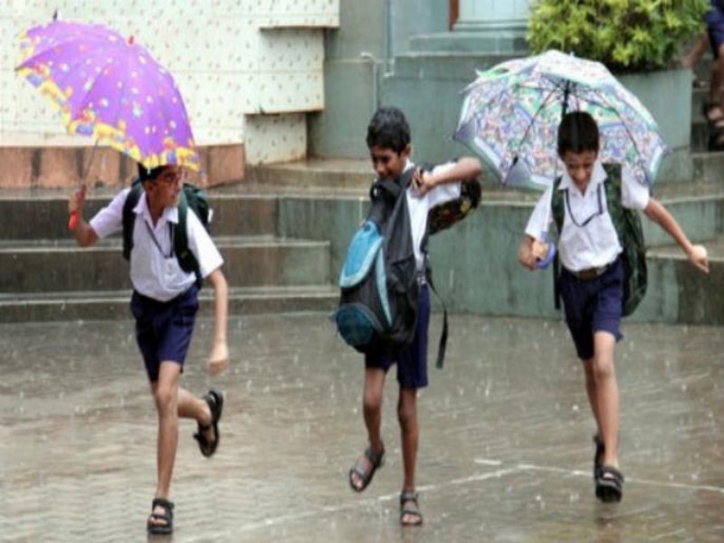 Due to heavy rains 71 schools collapased in the district | अतिवृष्टीमुळे जिल्ह्यातील ७१ शाळांची पडझड 