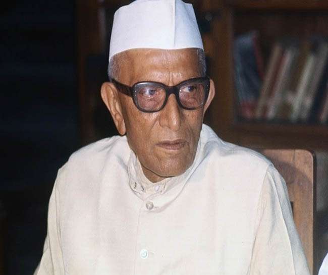 Petition against Morarji Desai rejected; Advocate fined 50 thousand by high court | मोरारजी देसाईंविरोधातील याचिका फेटाळली; वकिलालाच ठोठावला 50 हजारांचा दंड