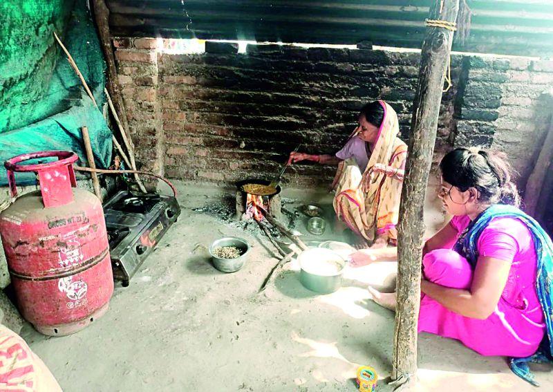 Inflation erupts; Re-lit stoves in rural areas | महागाईचा भडका; ग्रामीणमध्ये पुन्हा पेटल्या चुली