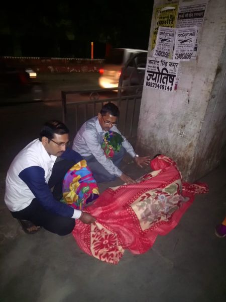 Youth distributes Blankets at midnight in Nagpur | ब्लँकेट दूत -उपराजधानीत रात्रभर जागून फेडताहेत समाजऋण
