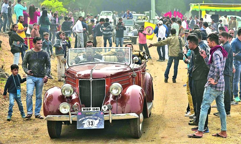 Memories remembered by Vintage Car Rally in Nagpur | नागपुरात व्हिंटेज कार रॅलीने जागवल्या आठवणी