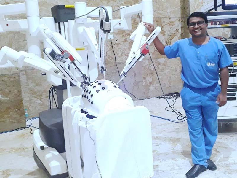 Solapur doctor's son 'civil' denied denial of big salary abroad | परदेशात मोठ्या पगाराची संधी नाकारुन सोलापूरचा डॉक्टर सुपुत्र ‘सिव्हिल’मध्ये 