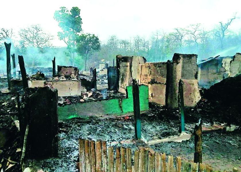 37 houses burnt down in a fire in Amravati district | चिखलदऱ्यात लागलेल्या आगीत ३७ घरे बेचिराख