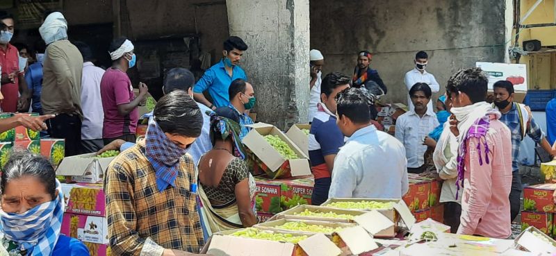 Who will control the crowd in the Kalmana fruit market in Nagpur? | नागपुरातल्या कळमना फळ बाजारातील गर्दीवर कोण नियंत्रण आणणार?