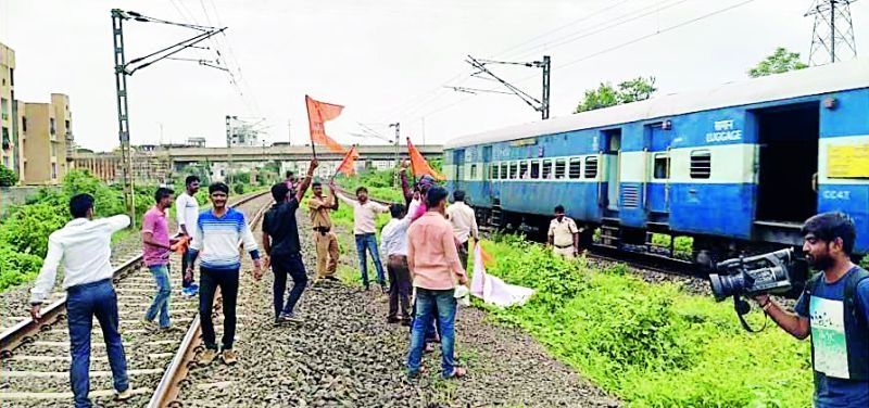 Maratha movement; Police saved lives of protesters in Nagpur | मराठा आंदोलन; नागपुरात पोलिसांनी वाचविले आंदोलकांचे प्राण