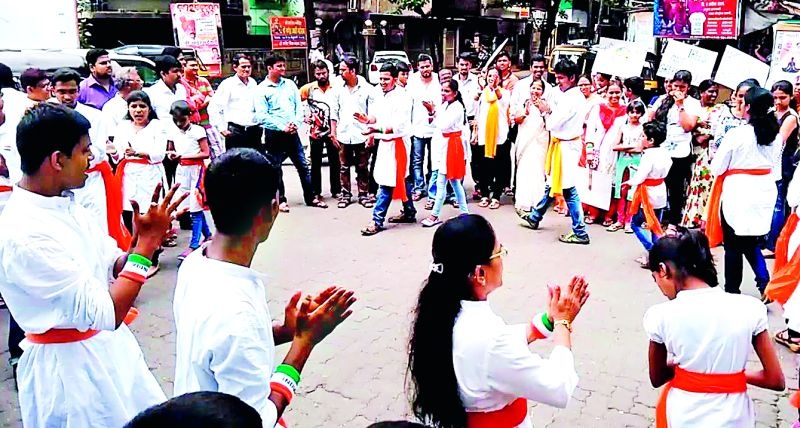 street play movement starts in Nagpur spread in rest of Maharashtra | नागपुरात रुजली, राज्यात विस्तारली पथनाट्य चळवळ