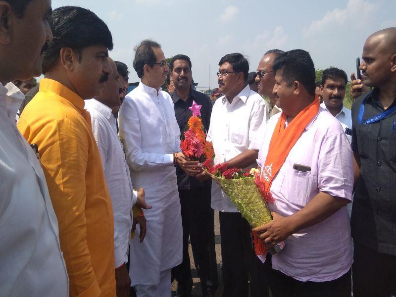Uddhav Thackeray sailed towards Dhadgaon for the meeting | उध्दव ठाकरे सभेसाठी धडगावच्या दिशेने रवाना