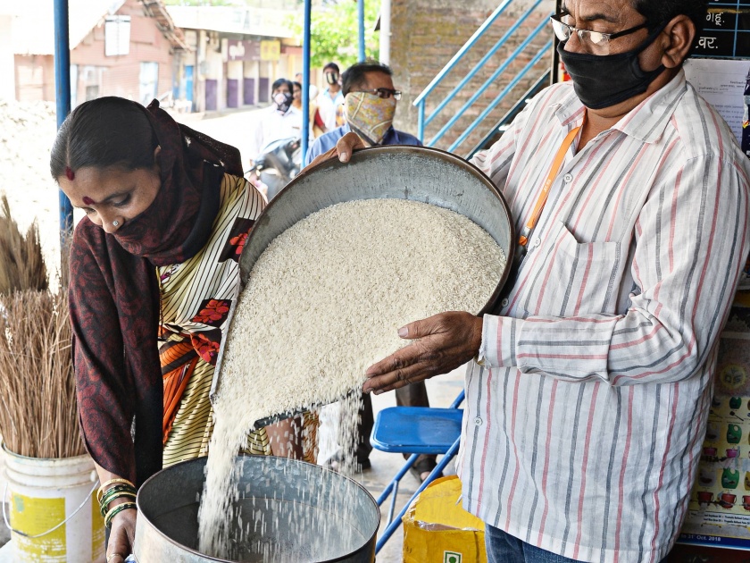 Allotment of 5 quintals of free rice on the first day in corona district | CoronaVirus Lockdown : जिल्ह्यात पहिल्याच दिवशी ६००० क्विंटल मोफत तांदूळ वाटप