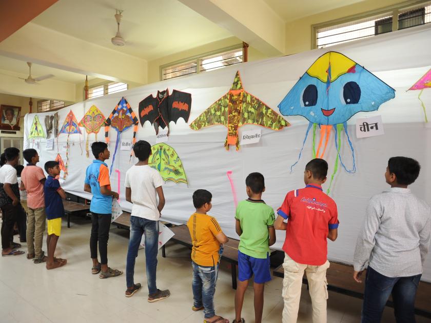The colorful Kite Festival started in Kolhapur, the introduction of foreign moths | कोल्हापुरात रंगीबेरंगी पतंग महोत्सवास उत्साही सुरुवात, विदेशी पतंगांचा समावेश