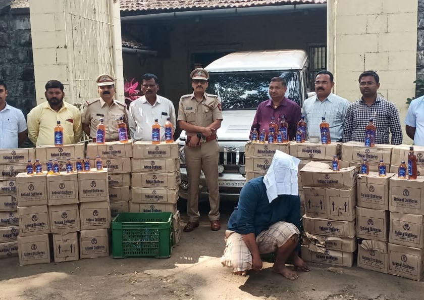 Half a million lakh liquor stores seized in Chandigarh Tilarinagar | चंदगड तिलारीनगरमध्ये साडेदहा लाखांचा मद्यसाठा जप्त