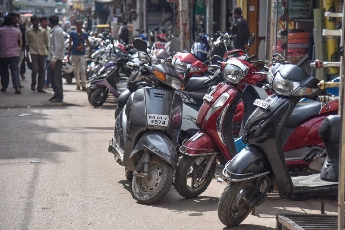 Parola police caught the two-wheeler thieves | दुचाकी चोरट्यांना पारोळा पोलिसांनी पकडले