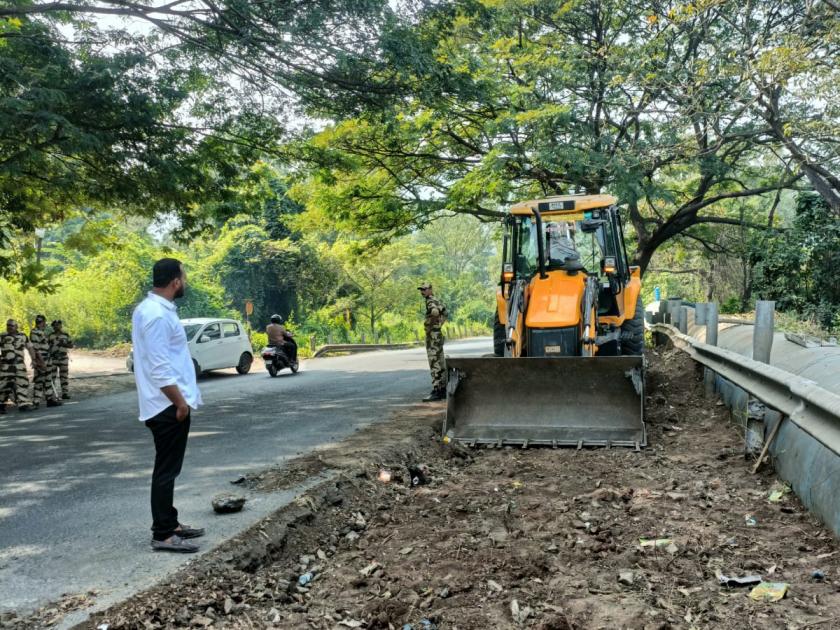 Widening of Kalyan Shilphata to Mahape road started as soon as MPs visited | खासदारांचा दौरा होताच कल्याण शिळफाटा ते महापे रस्ता रुंदीकरणास सुरुवात