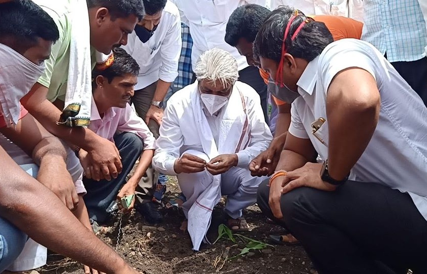 Attitude: Weeding in the hands of the Minister of Agriculture to remove the weeds of Khabugiri | दृष्टिकोन- खाबूगिरीचं तण काढण्यासाठी कृषिमंत्र्यांच्या हातात खुरपं