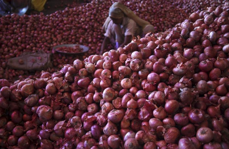 Onions are rotting in Kalmana market in Nagpur | आवक वाढल्याने नागपुरातील कळमना बाजारात सडत आहेत कांदे