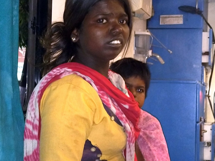 Mother's struggle to get treatment for burns Chimukali College Road | भाजलेल्या चिमुकलीला उपचार मिळविण्यासाठी मातेची धडपड कॉलेज रोड : फिरस्त्या मायलेकीला ह्य१०८ह्ण रुग्णवाहिकेने दिला दिलासा