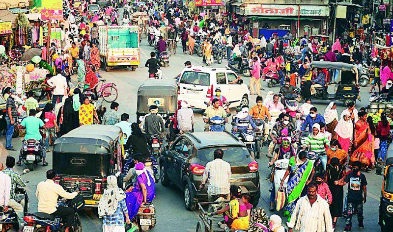 Crowd of Amravati city dwellers; Add to the pollution before Diwali | अमरावती शहरवासीयांच्या गर्दीने केली कोंडी; दिवाळीआधीच प्रदुषणात भर
