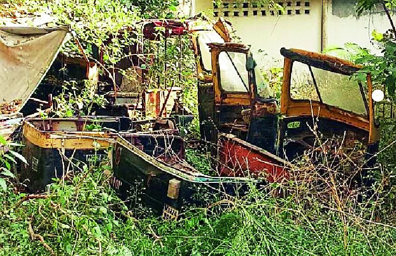 RTO seized autorickshaw traps | आरटीओने जप्त केलेल्या ऑटोरिक्षांचे झाले सापळे