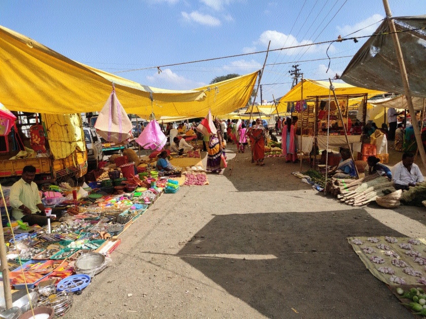 Villagers Dholvad, Sellers Affordable! | ग्रामस्थांची धुळवड, विक्रेत्यांची परवड !