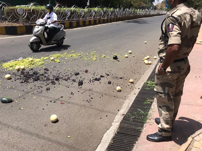 Fruits thrown in front of Municipal Commissioner's house | मनपा आयुक्तांच्या घरासमोर फेकली फळे