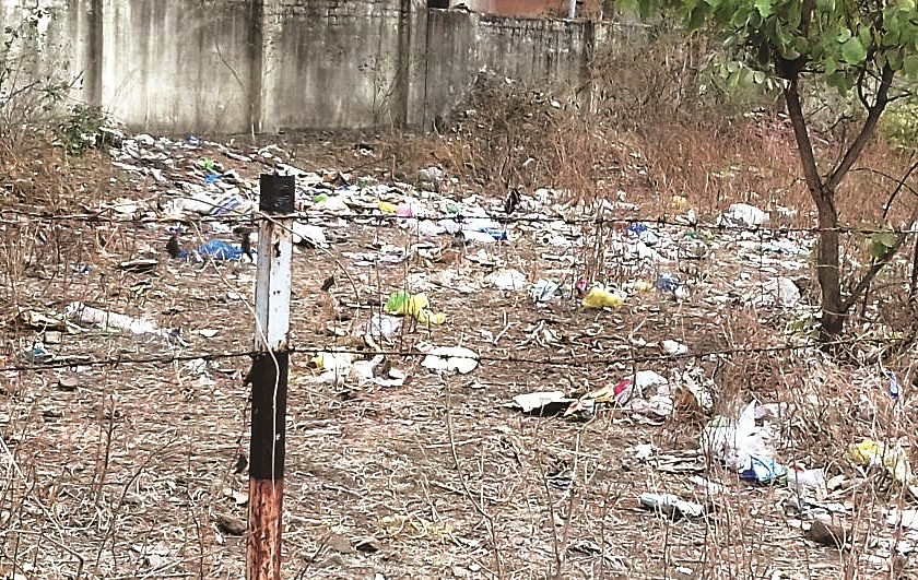 Garbages, waste water on roads in Buldhana city | बुलडाण्यात अस्वच्छतेचा कळस; जागोजागी कचऱ्यांचे ढीग
